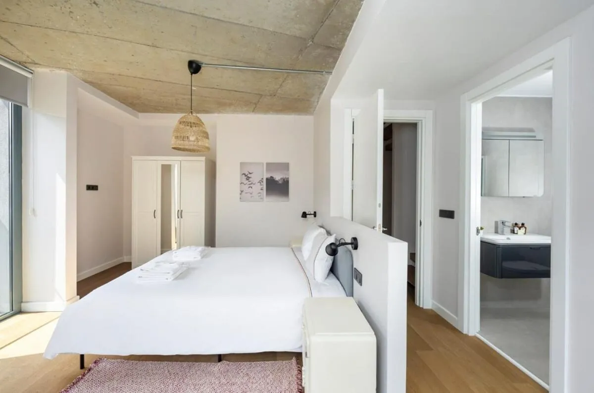 Image 6 of Beautiful Airy Duplex 2bd25bath Central Gem #172