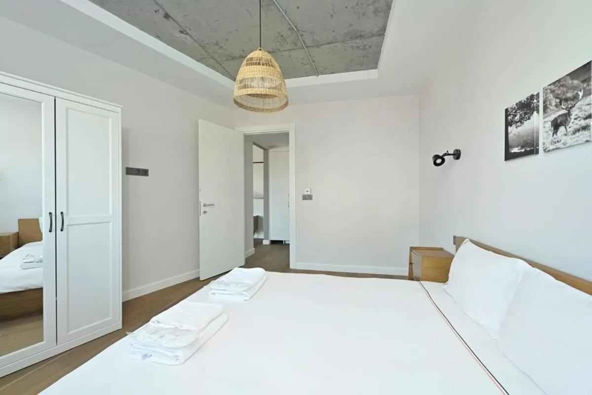 Image 6 of Bright Modern 1bd Cool New Scenic Balcony! #185