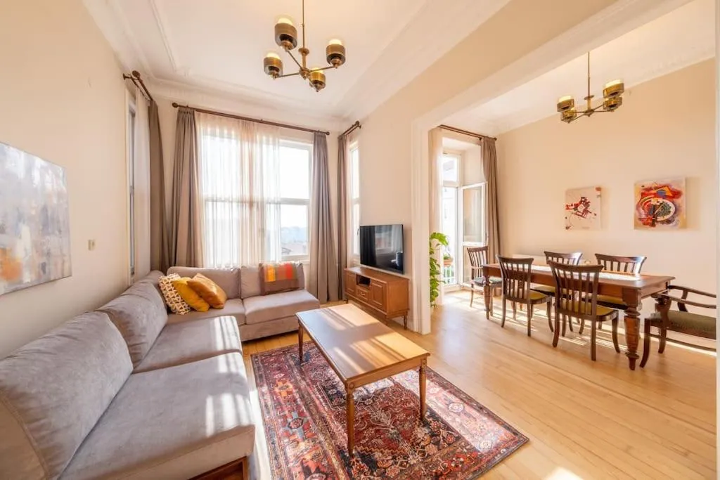 Image 3 of Elegant, spacious, quiet 3br near historic center