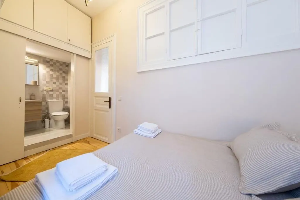 Image 5 of Elegant, spacious, quiet 3br near historic center