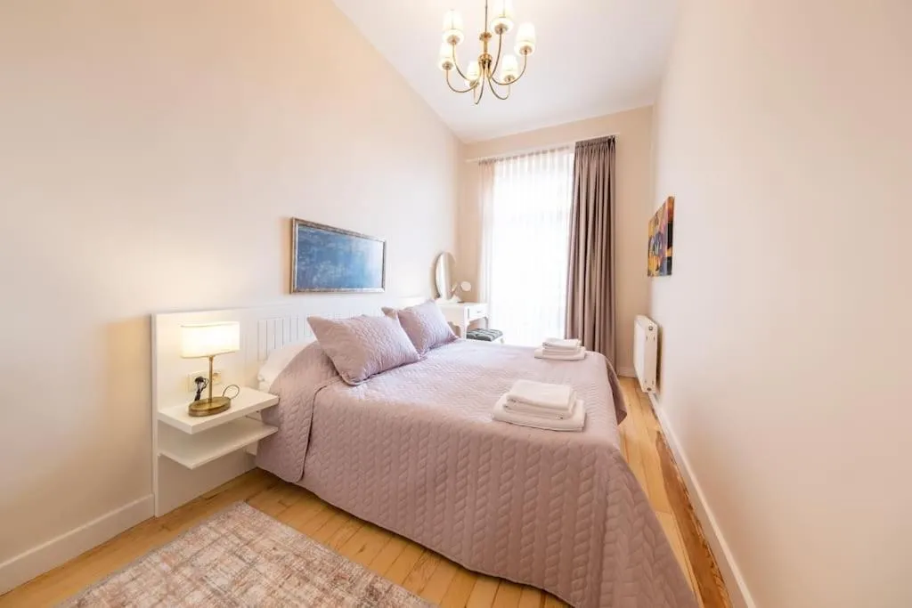 Image 1 of Elegant, spacious, quiet 3br near historic center