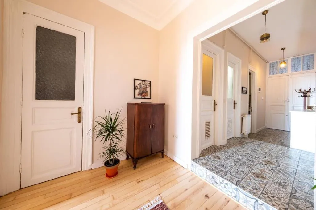 Image 2 of Elegant, spacious, quiet 3br near historic center