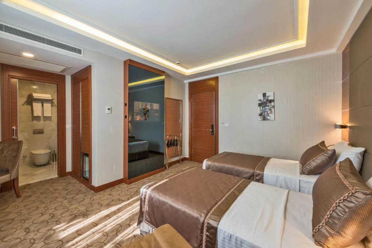 Image 2 of Glorious Hotel