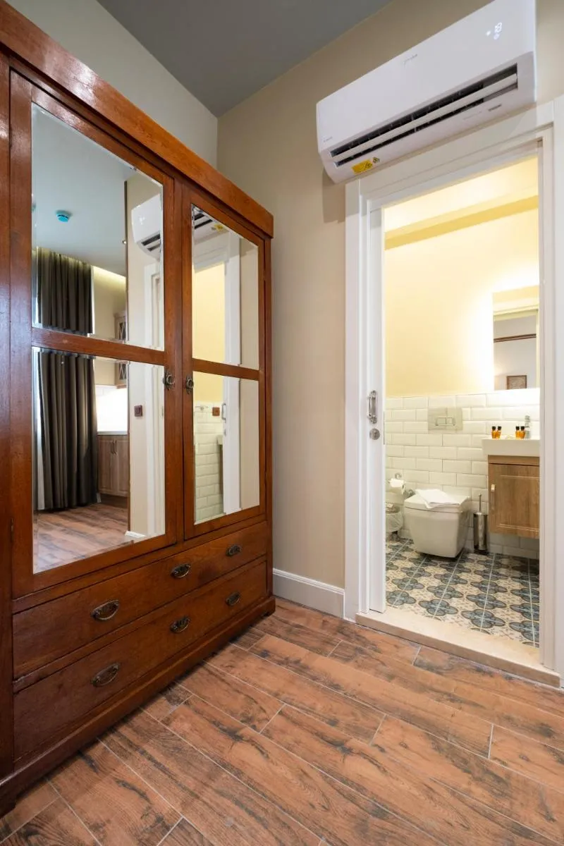 Image 3 of Level Suites