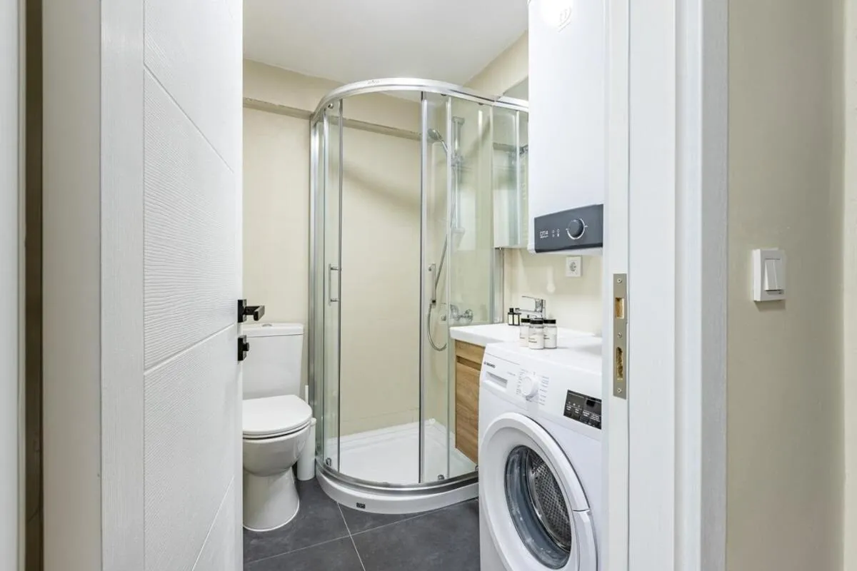 Image 2 of Modern Prime Location 1bed Bright Home! #243