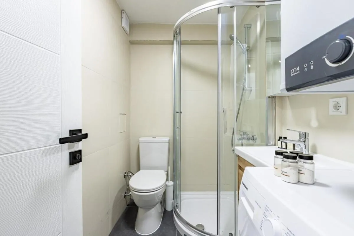 Image 6 of Modern Prime Location 1bed Bright Home! #243