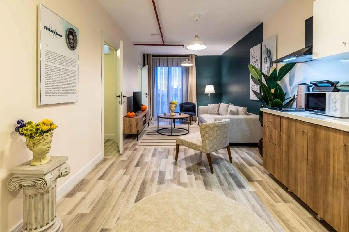 Image 4 of Monnas Suite