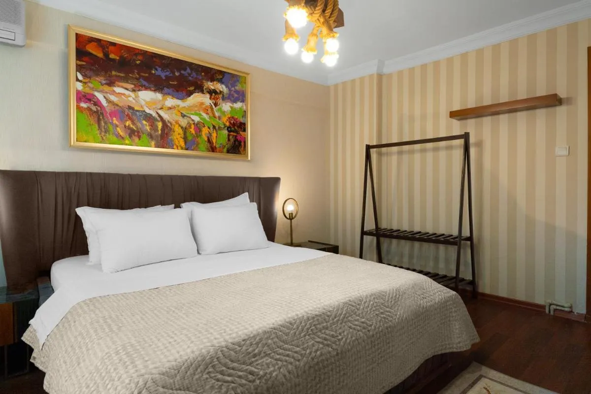 Image 6 of Peaceful & Spacious Apt W/Garden In Center of City