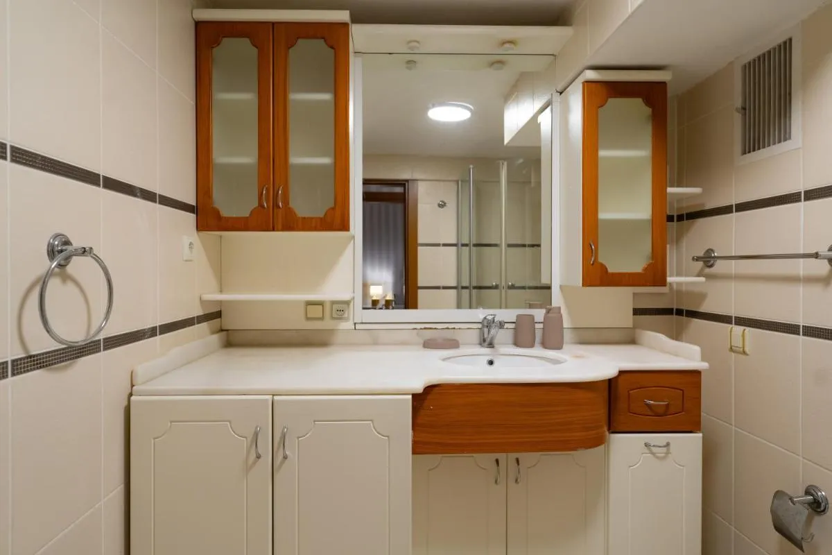 Image 2 of Peaceful & Spacious Apt W/Garden In Center of City