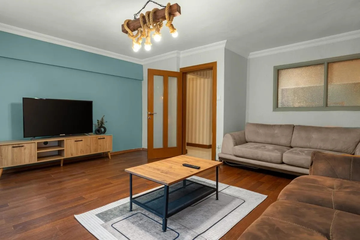 Image 4 of Peaceful & Spacious Apt W/Garden In Center of City