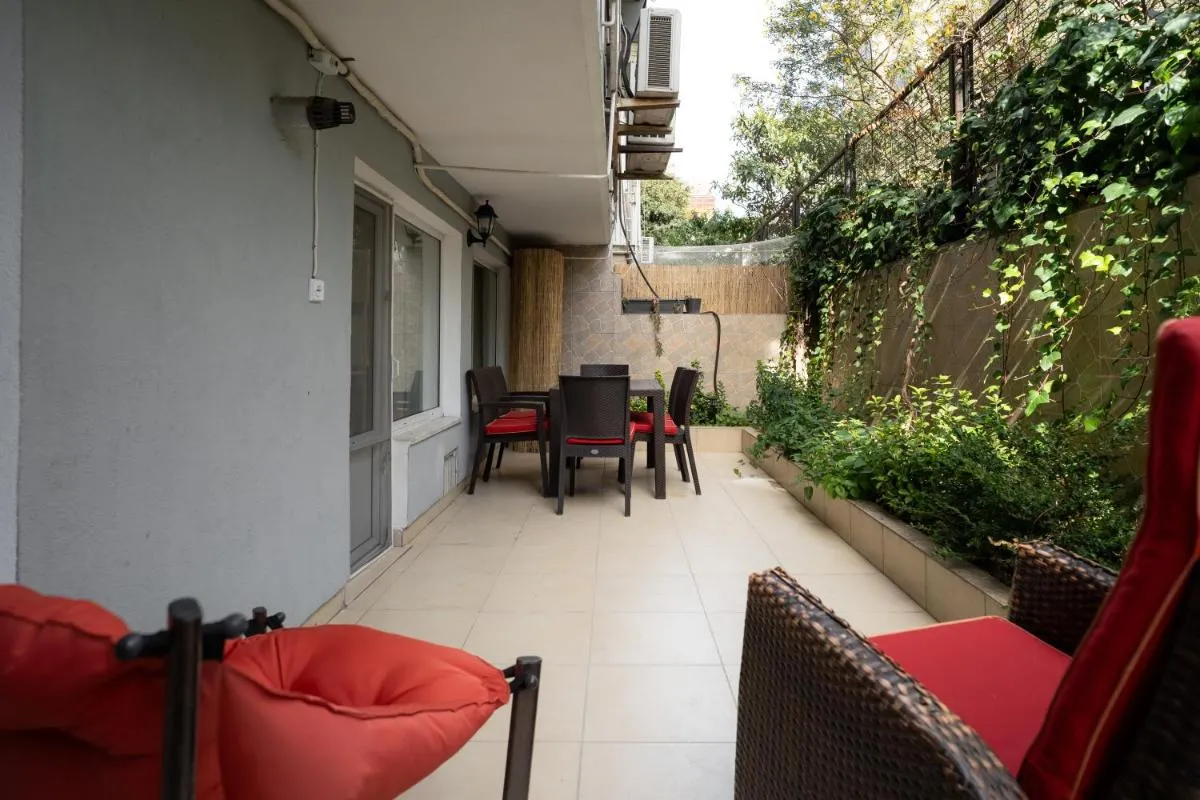 Image 5 of Peaceful & Spacious Apt W/Garden In Center of City