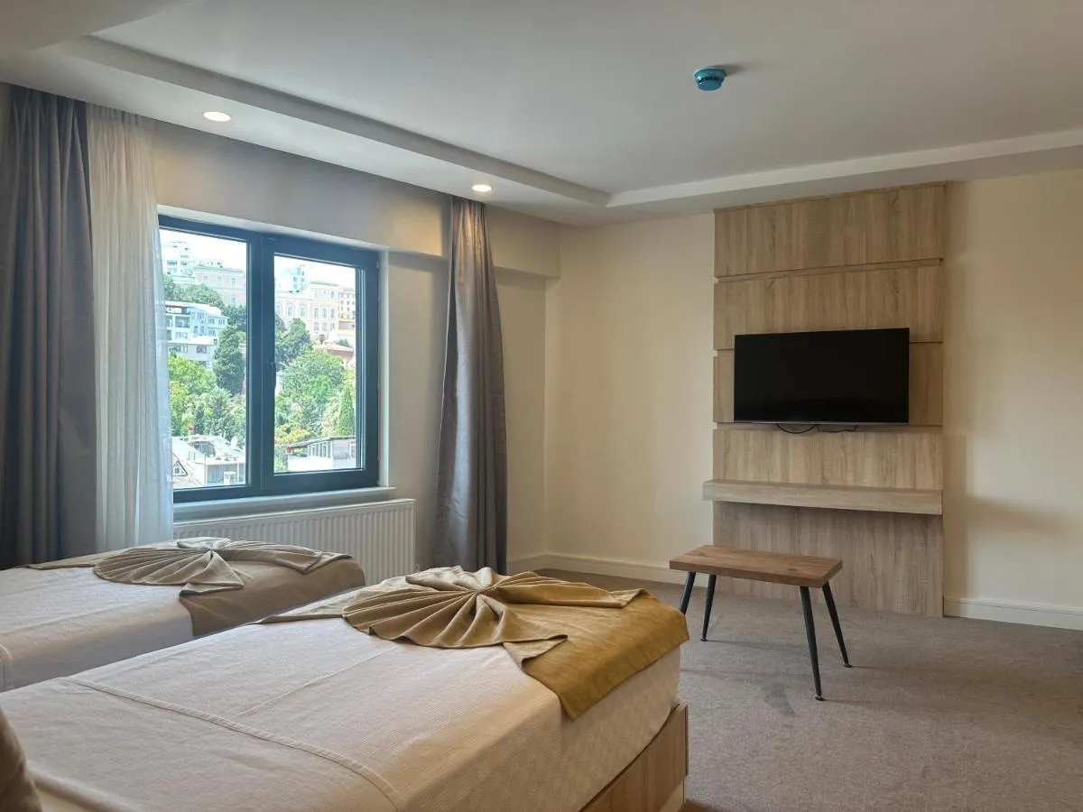 Image 4 of Roys Hotel & Suites