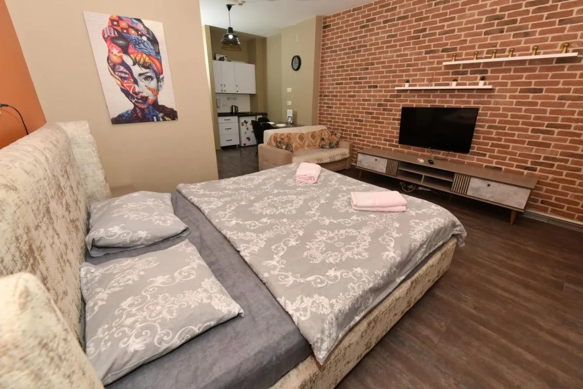 Image 4 of Suite 94 3