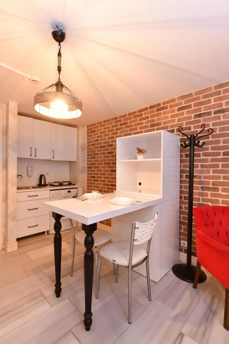 Image 4 of Suite 94 5