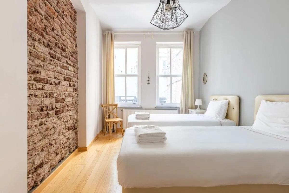 Image 5 of Warm Cozy Charming 2bd2bath Galatatower Gem! #256