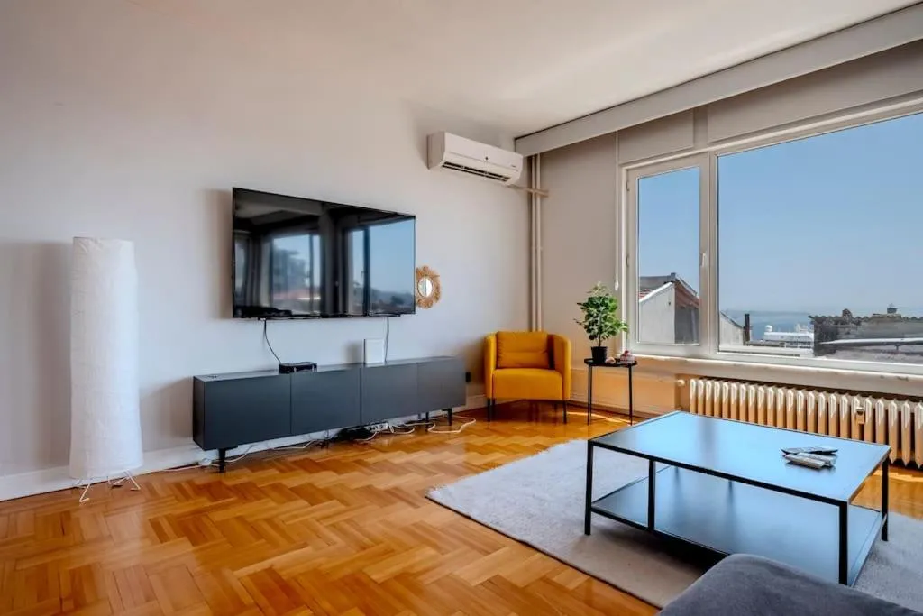 Image 5 of 5-Bedroom Apartment with Sea View