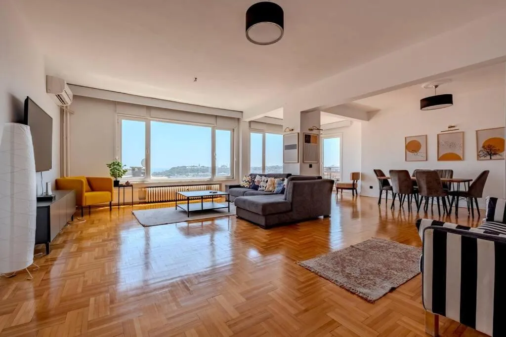 Image 2 of 5-Bedroom Apartment with Sea View