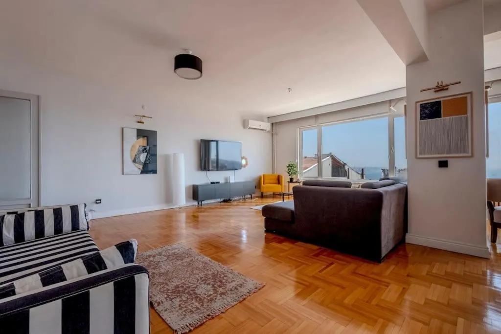 Image 6 of 5-Bedroom Apartment with Sea View
