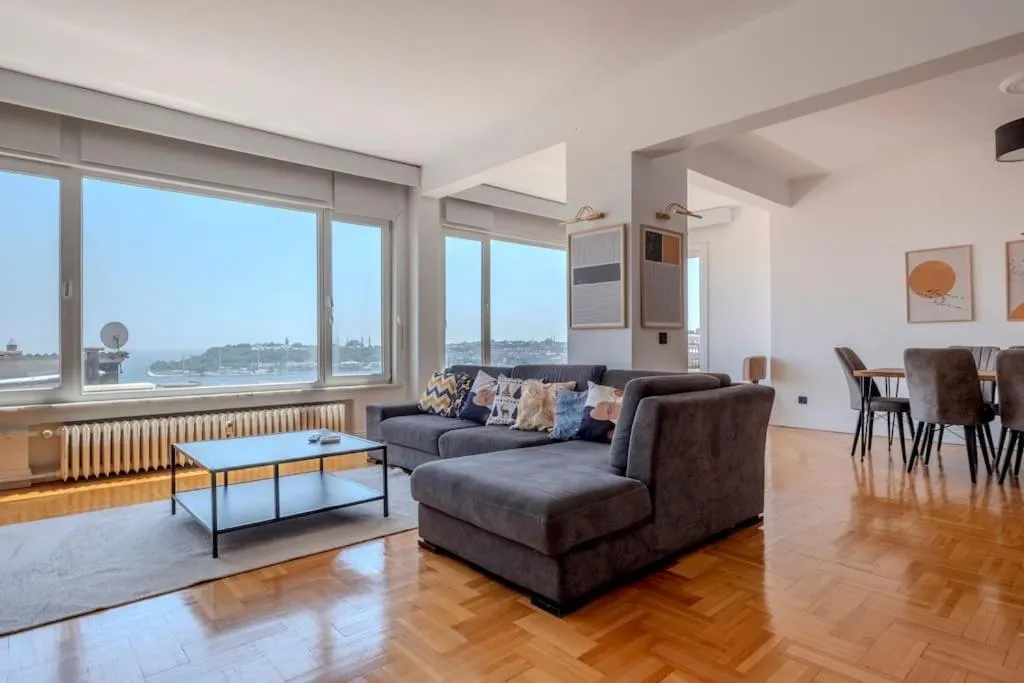 Image 4 of 5-Bedroom Apartment with Sea View