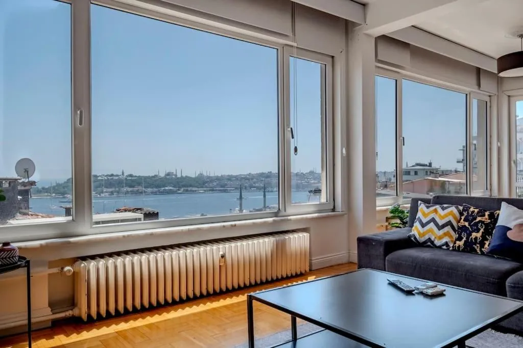 Image 3 of 5-Bedroom Apartment with Sea View