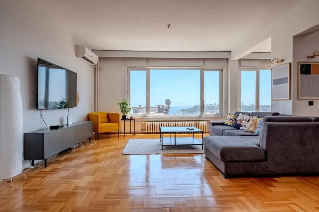 Image 1 of 5-Bedroom Apartment with Sea View