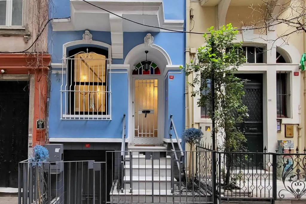 Image of BLUE PERA HOUSE