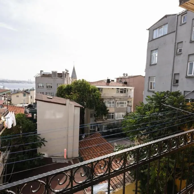 Image 2 of Beyoğlu’nda 4+1 ferah, manzaralı tarihi daire