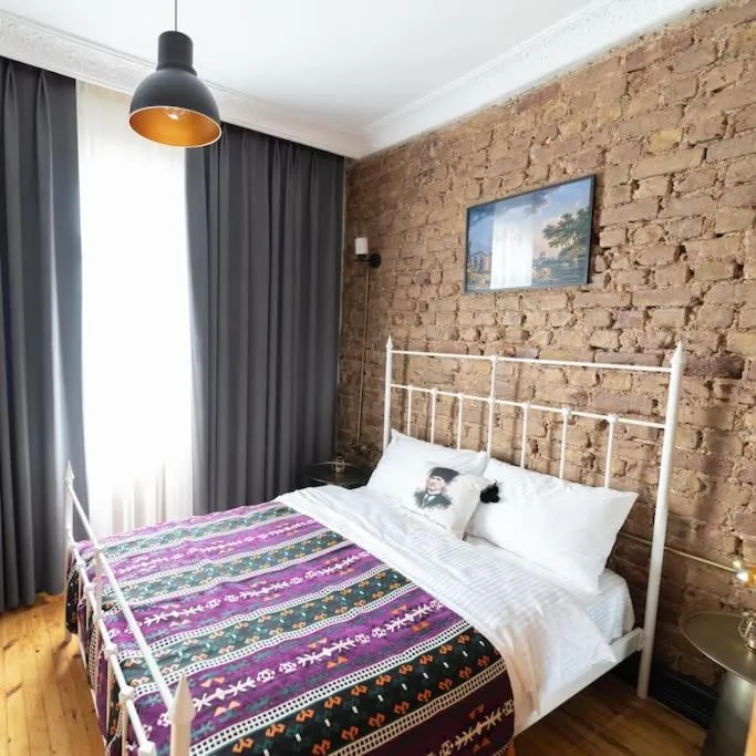 Image 4 of Beyoğlu’nda 4+1 ferah, manzaralı tarihi daire