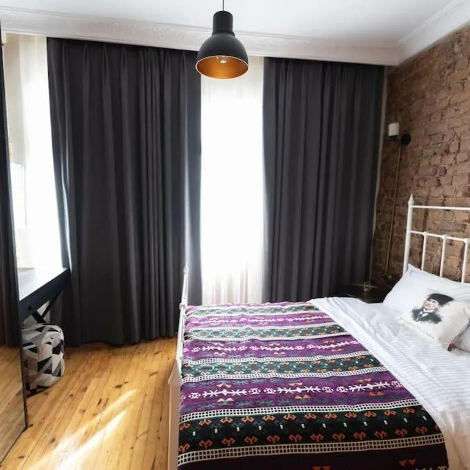 Image 5 of Beyoğlu’nda 4+1 ferah, manzaralı tarihi daire