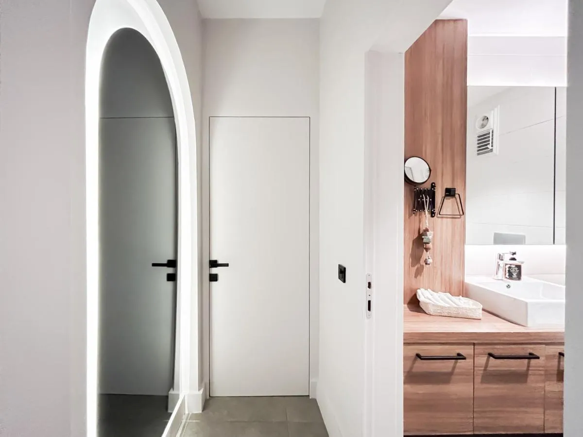 Image 2 of Bosphorus Panoroma Designer Suite, optional butler