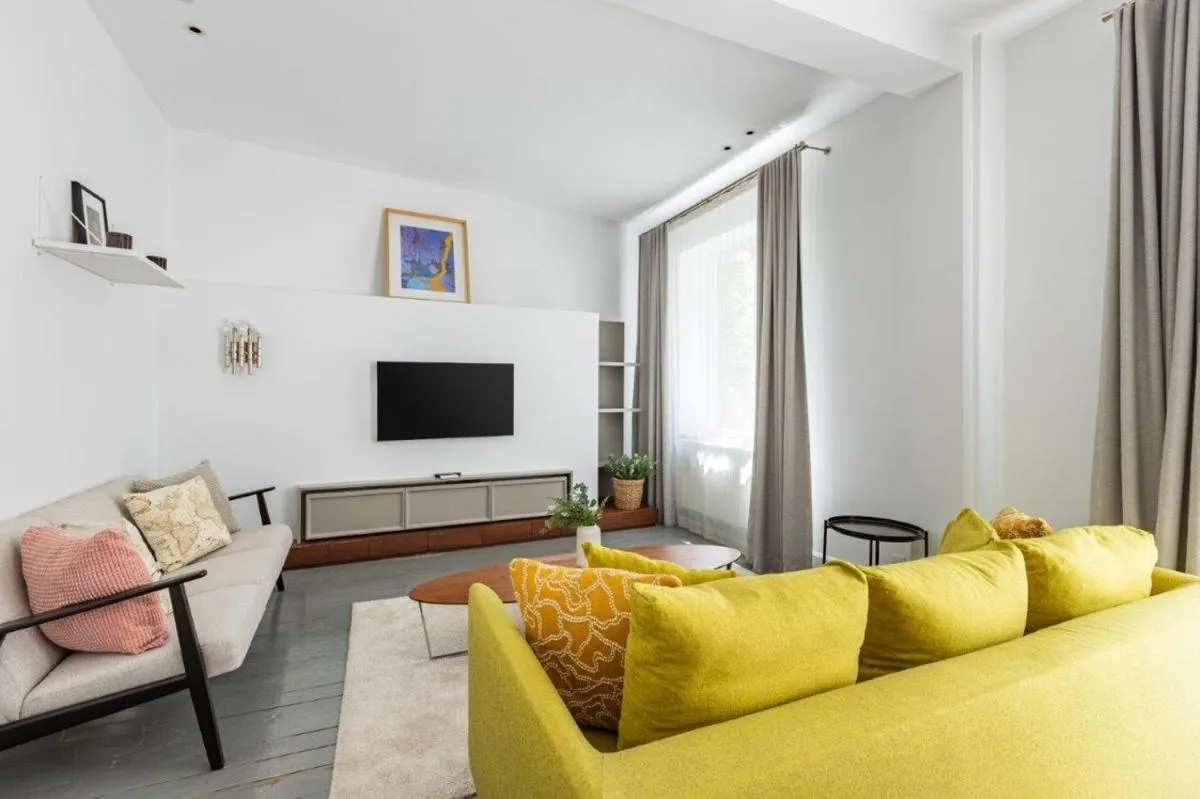 Image 2 of Bright Central Cool 2bed 2 Bath Airy Home #353
