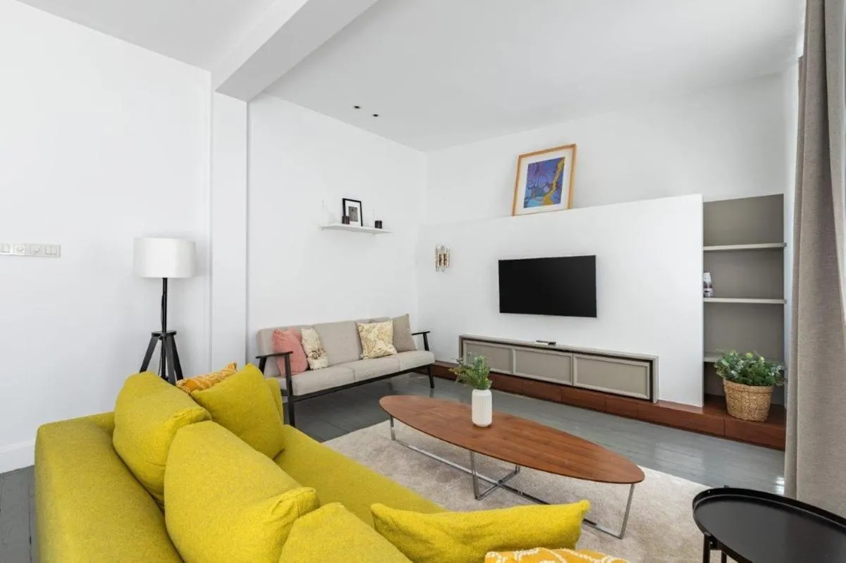 Image 3 of Bright Central Cool 2bed 2 Bath Airy Home #353