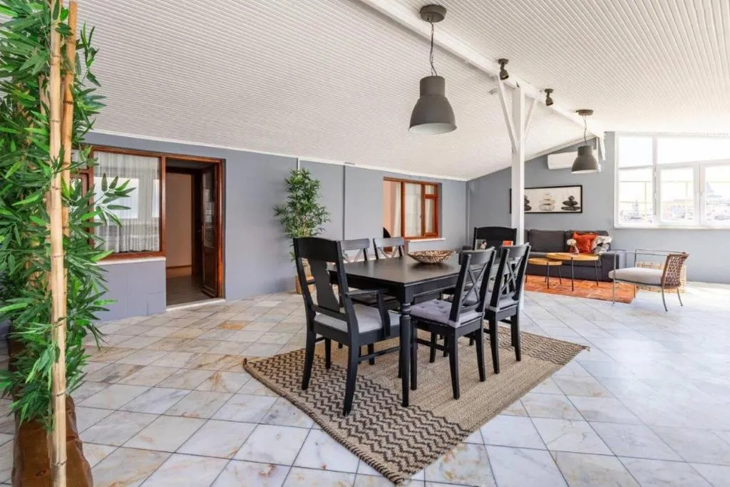 Image of Bright Gorgeous Airy 4bd2bath Central Pad! #348