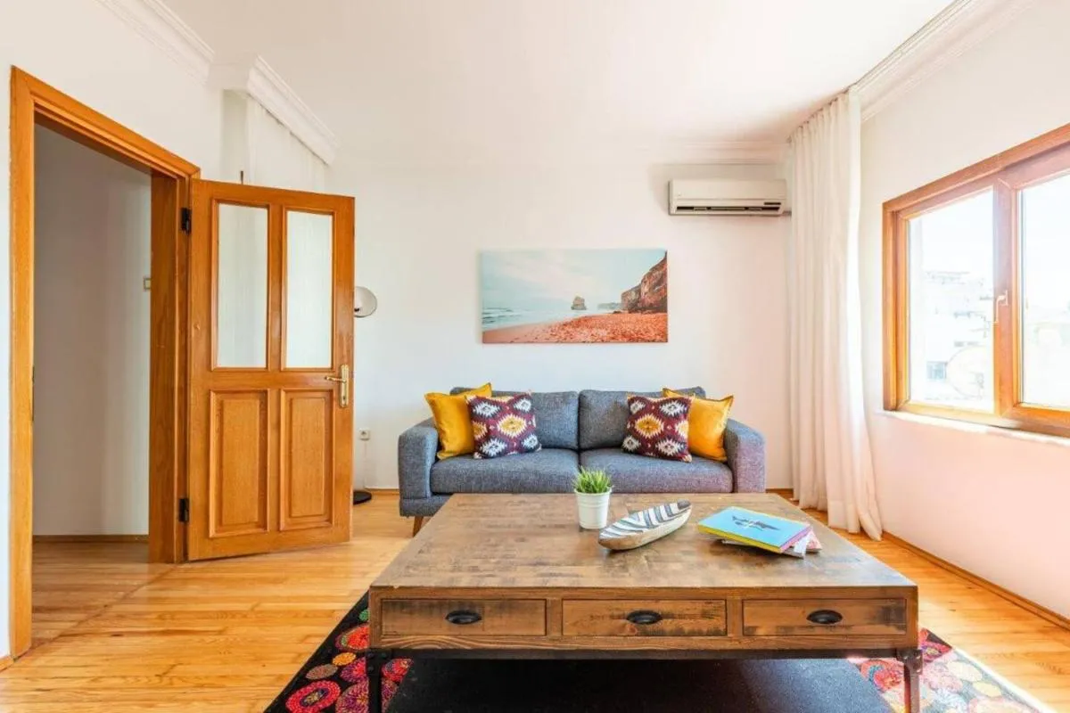 Image 6 of Bright Gorgeous Airy 4bd2bath Central Pad! #348