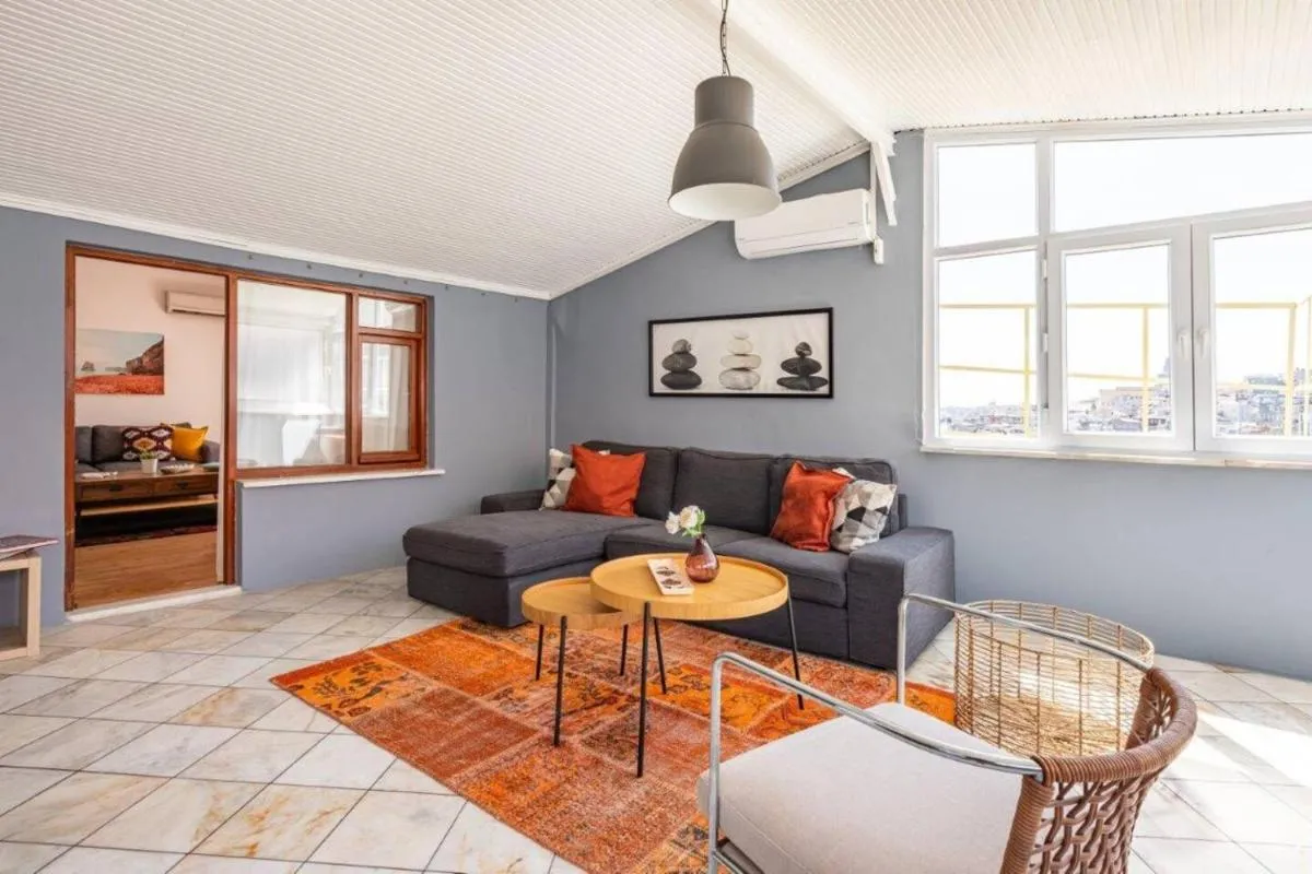 Image 4 of Bright Gorgeous Airy 4bd2bath Central Pad! #348