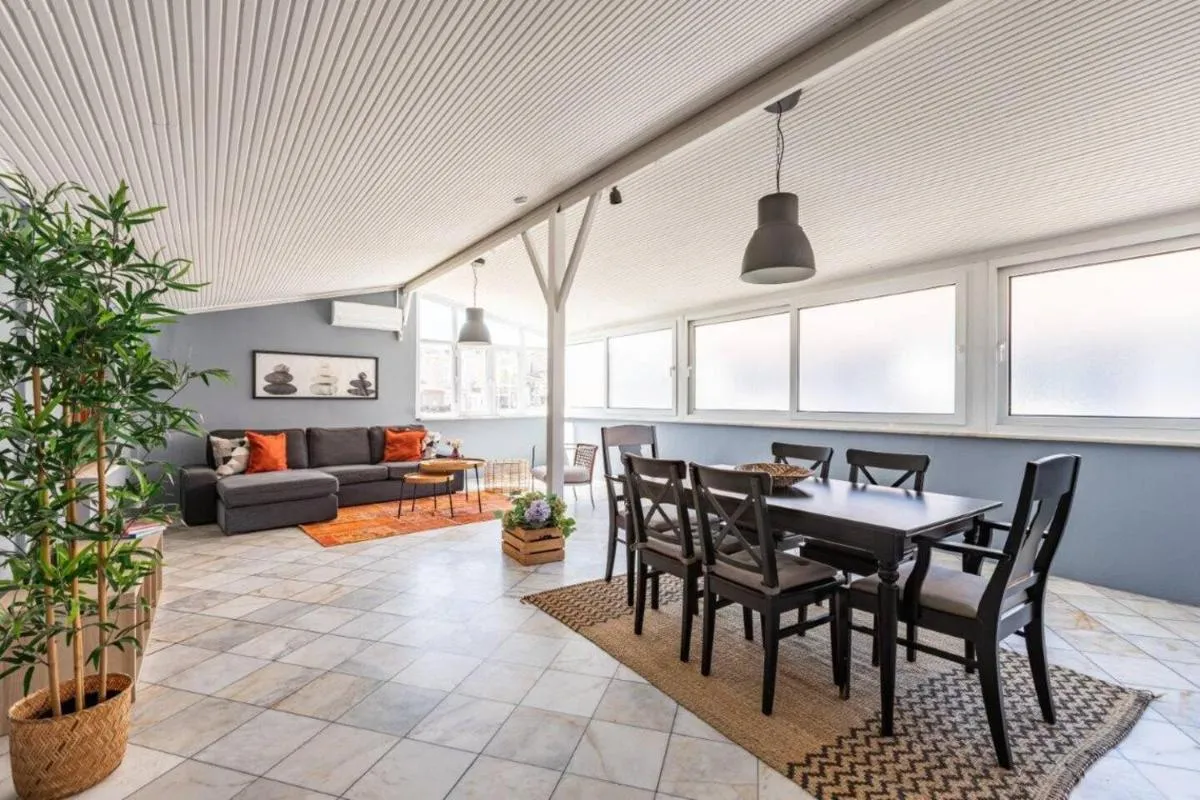 Image 3 of Bright Gorgeous Airy 4bd2bath Central Pad! #348