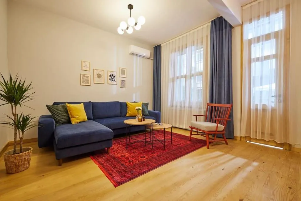 Image 5 of Charming Apt 2 min to Metro