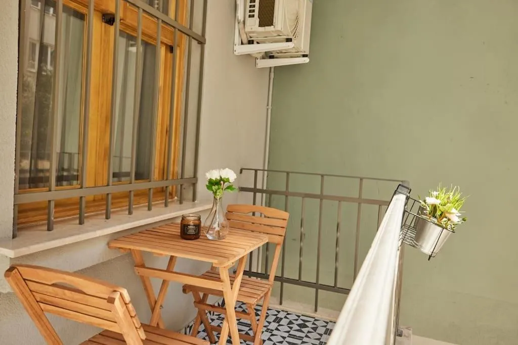 Image 6 of Charming Apt 2 min to Metro