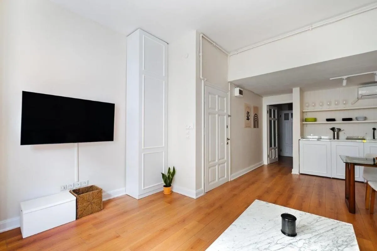 Image 2 of Charming Bright Modern Design 1bd Home #282