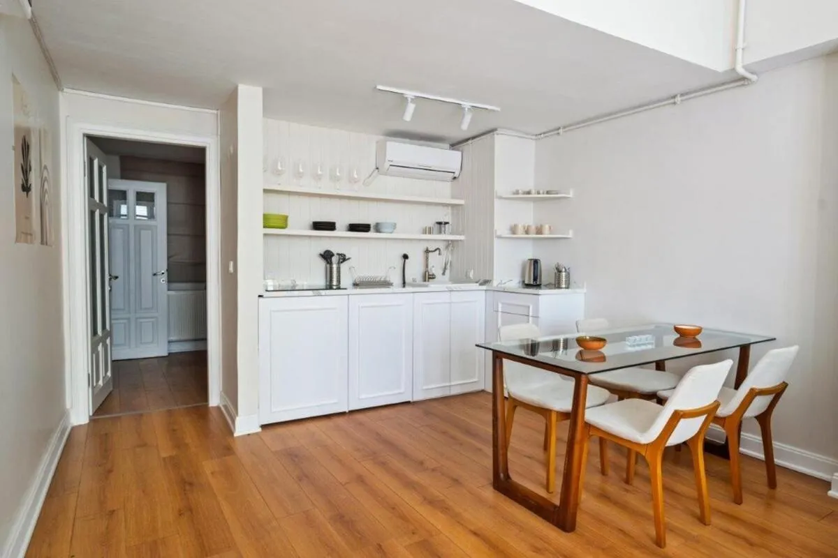 Image 3 of Charming Bright Modern Design 1bd Home #282