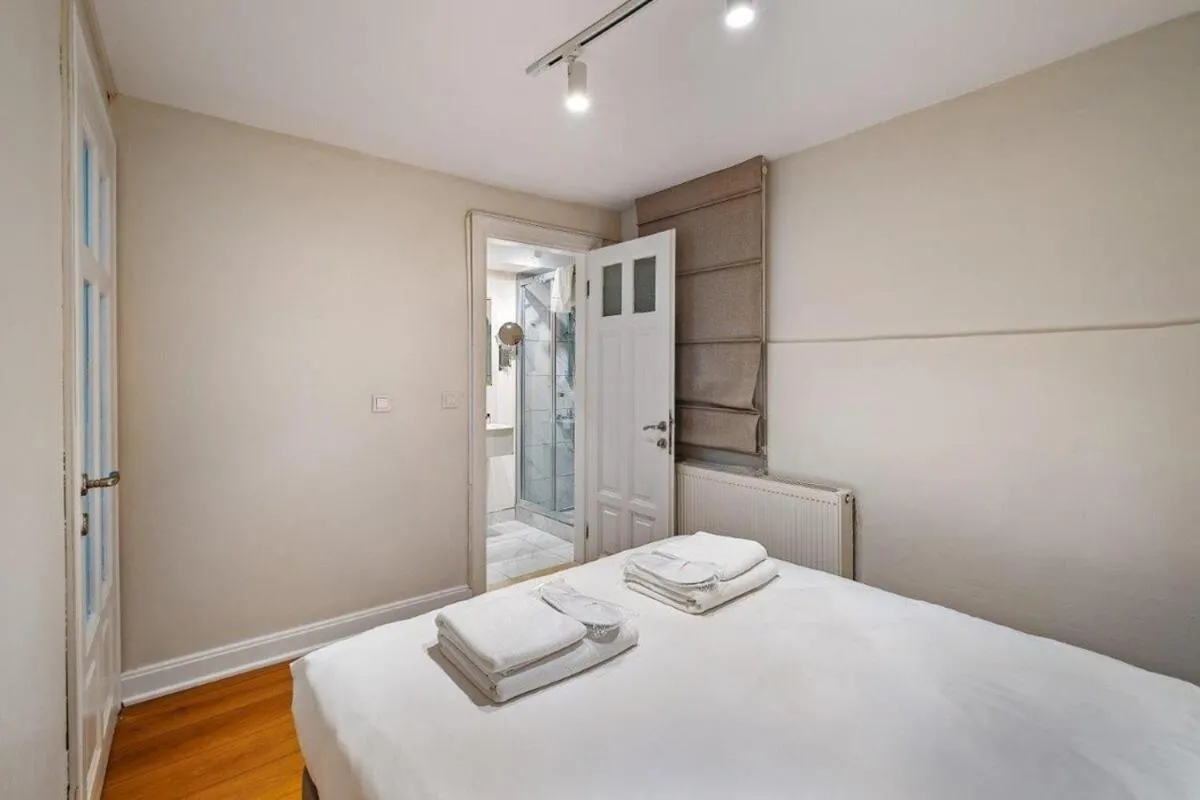 Image 5 of Charming Bright Modern Design 1bd Home #282