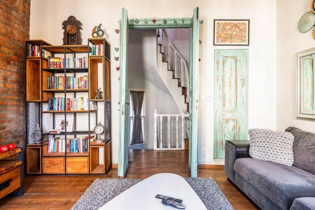 Image 4 of Charming Bright Rustic 2bd2bath Balat Pad! #349