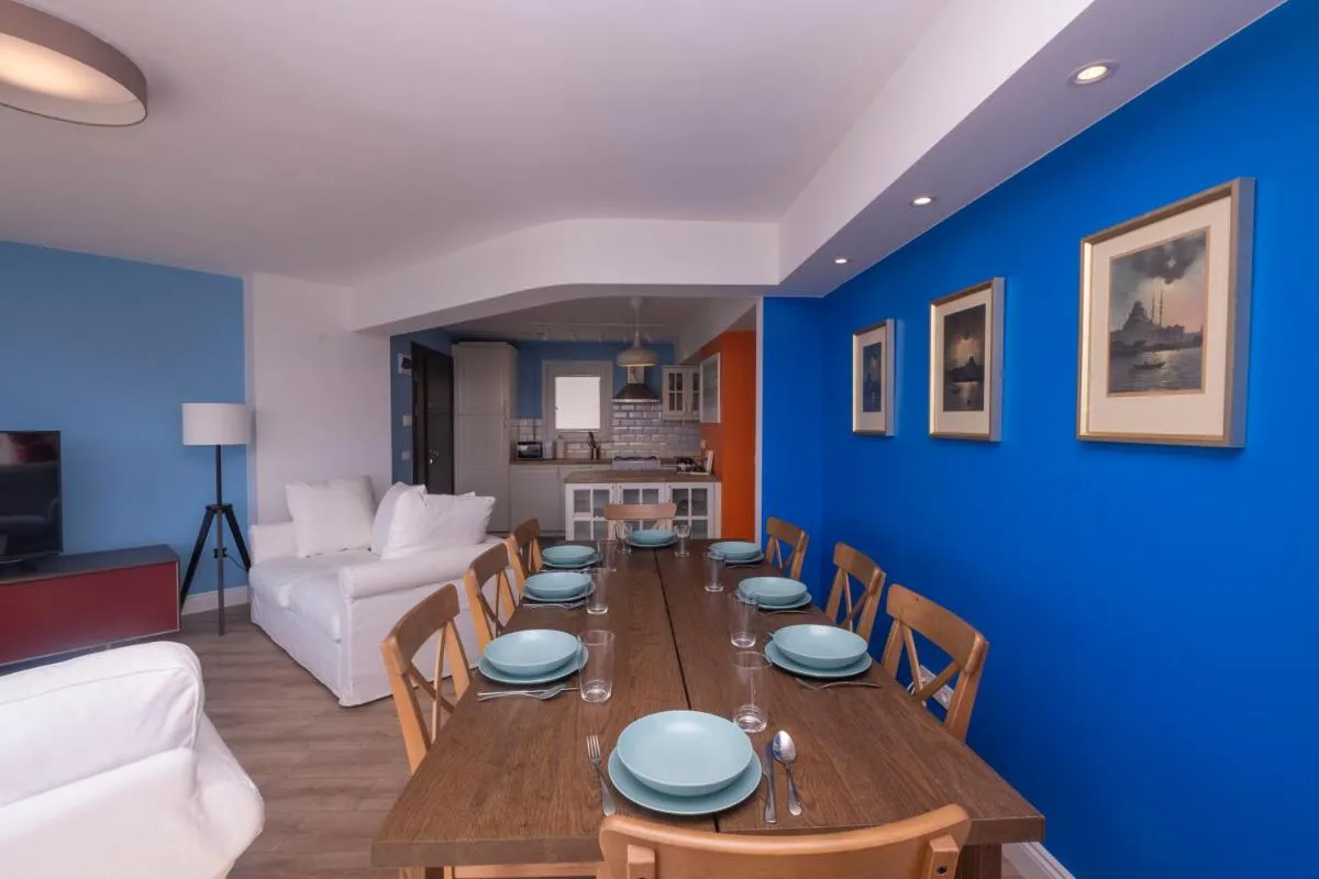 Image 5 of Contemporary Waterfront Apt with a Stunning View
