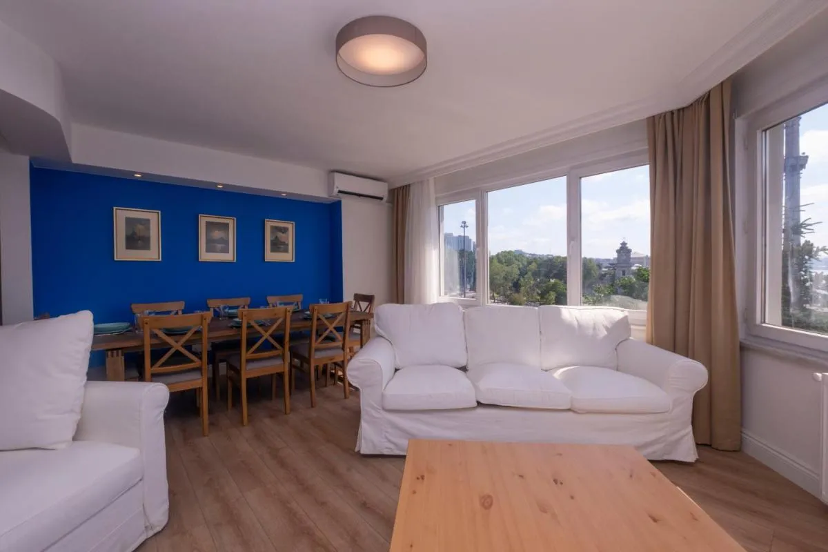Image 2 of Contemporary Waterfront Apt with a Stunning View