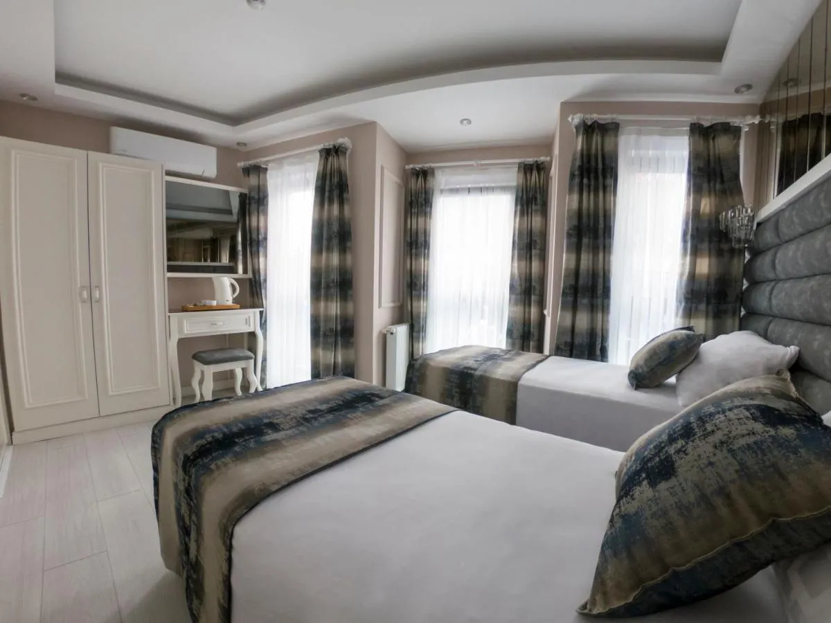 Image 2 of Crowned Hotel