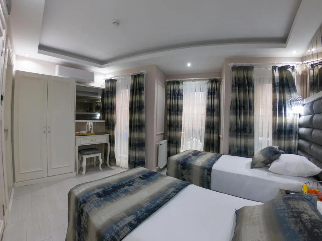 Image of Crowned Hotel