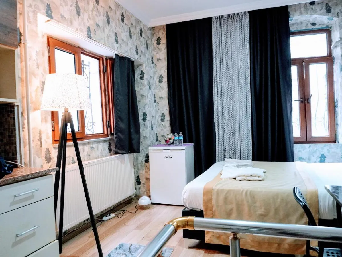 Image 1 of Ease Inn