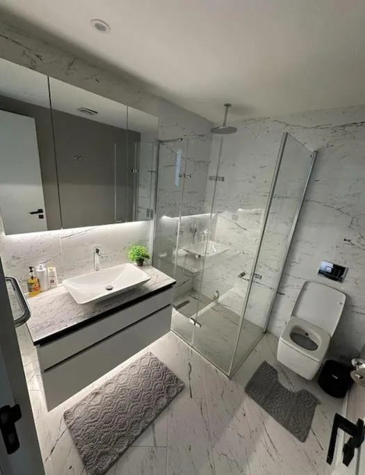 Image 3 of Elegant 2 bedroom apt Sinpas queen gym pools