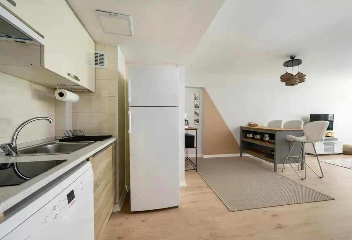 Image 3 of Gorgeous Bright New 2bd Central Home! #212