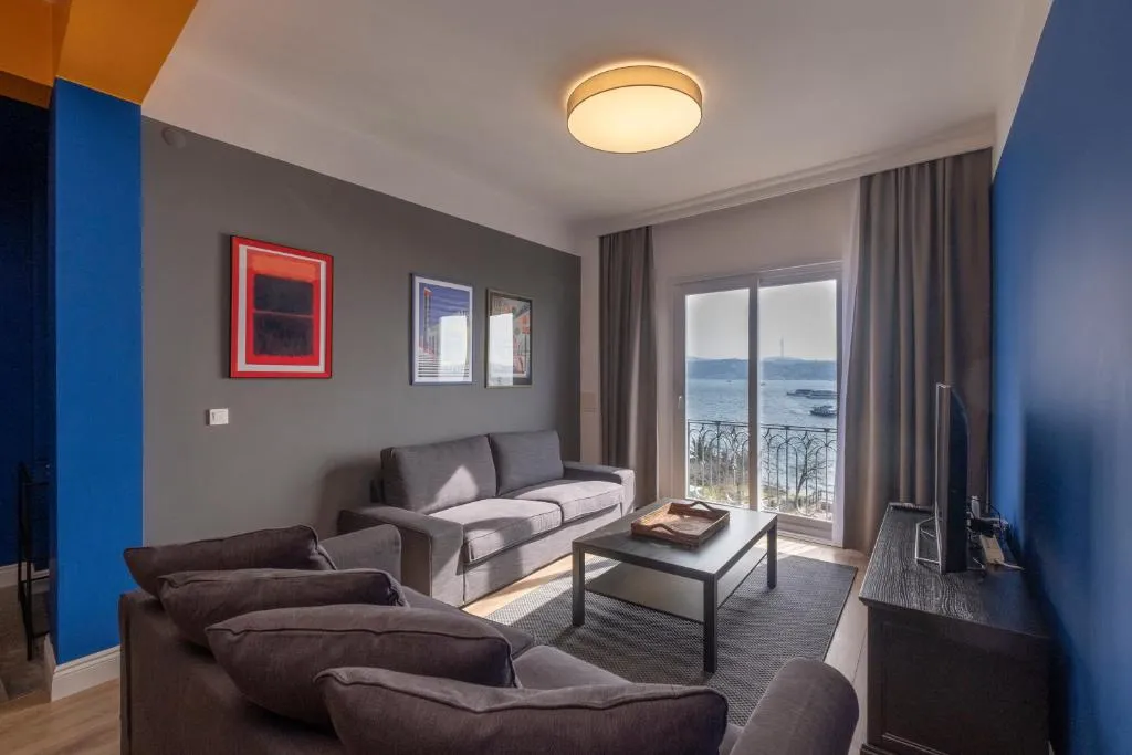 Image of Hip Waterfront Apt with a Striking View